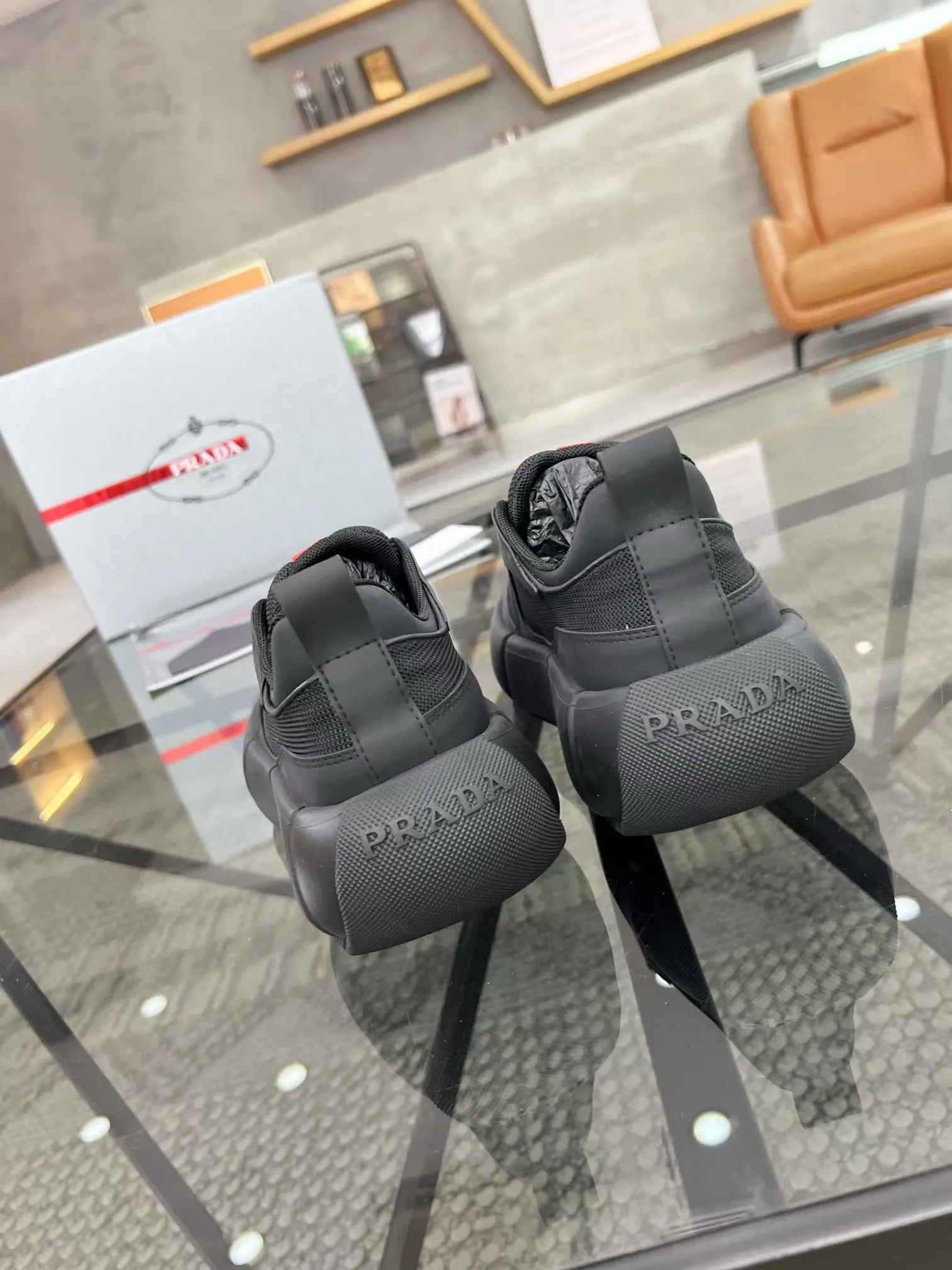 Factory price: 480💰Prada new men's leather sports shoes, the highest version on the market, any comparison is welcome🆚! The original leather has excellent texture and is super high-end! Fetal sheep net lining imported from Italy, removable pad! Luxurious materials and fine workmanship, highly recommended! Code number: 38-44, customized 45